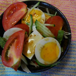 ゆで卵と豆腐とトマトとアボカドのサラダ(^o^)
